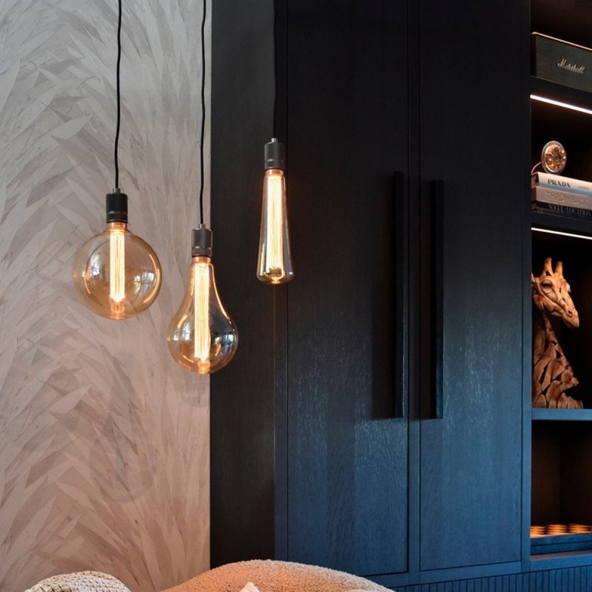 Lampenpendel von Calex in runder Form, inklusive drei E27-Fassungen im industriellen Stil und in der Farbe Schwarz