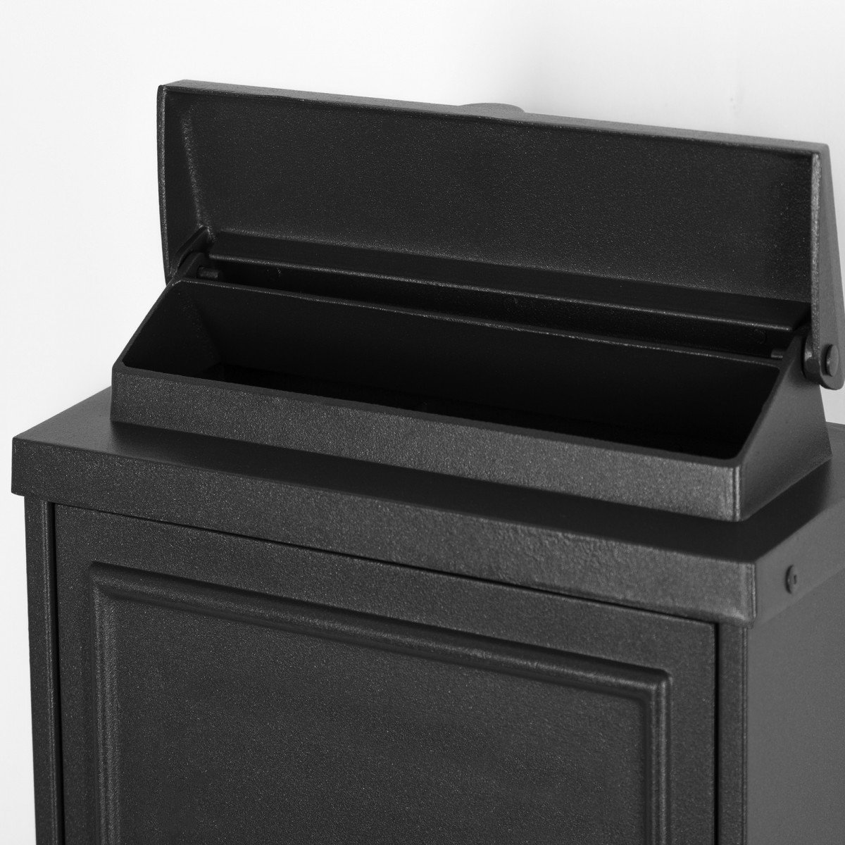 Klassischer Briefkasten B6 Mattschwarz ist hergestellt aus hochwertigen Aluminium.