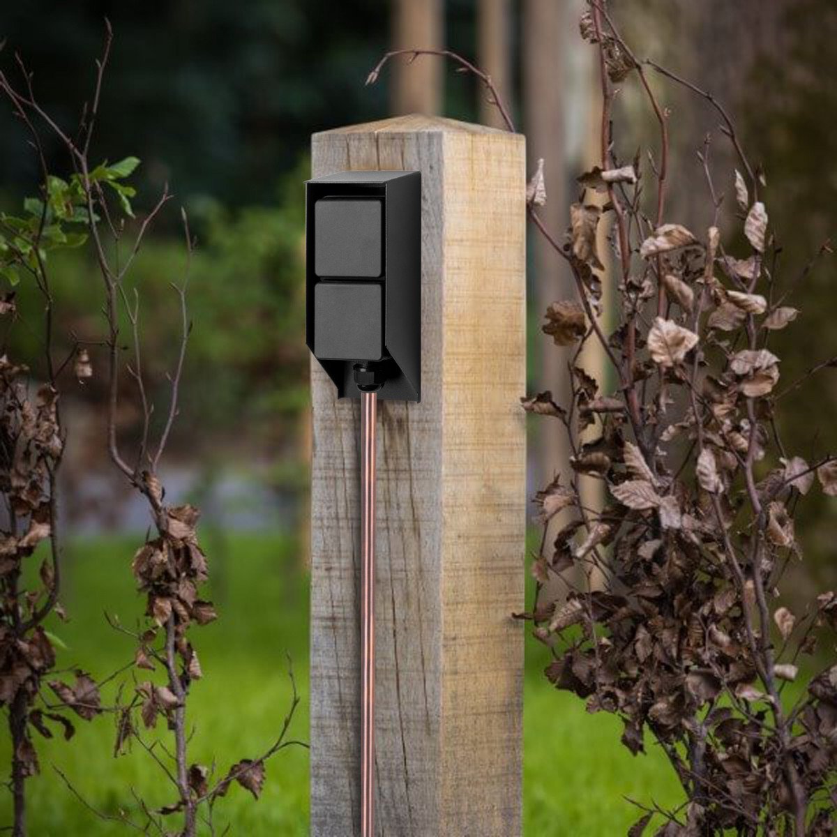 Schwarze Gartensteckdose für an die Wand mit zwei Steckdosen